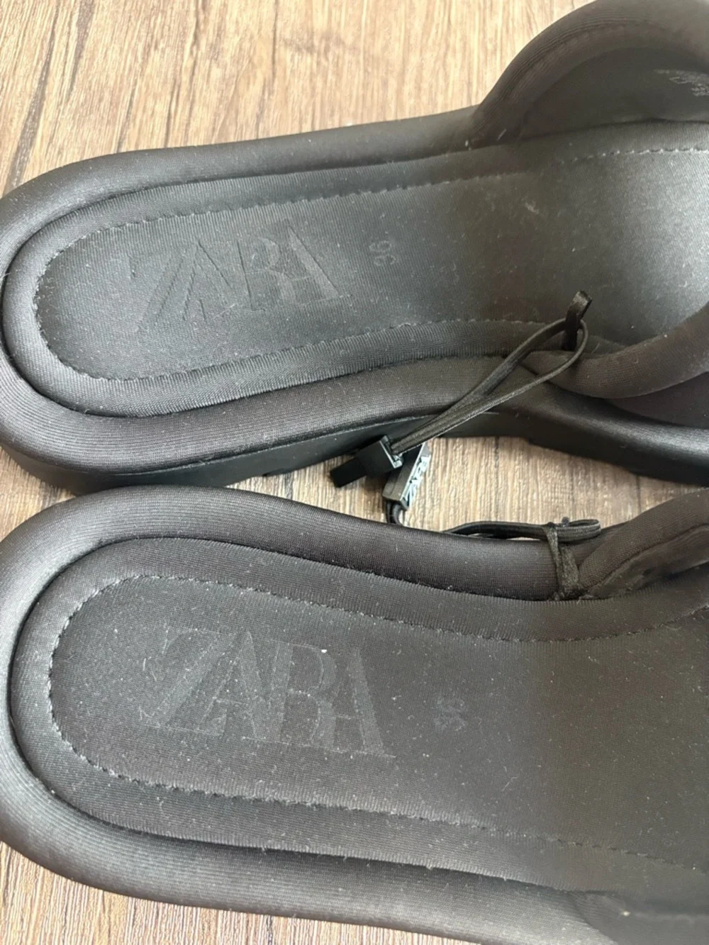 Zara Black Padded Slide Sandals with Cushioned Strap - Picture 2 of 5